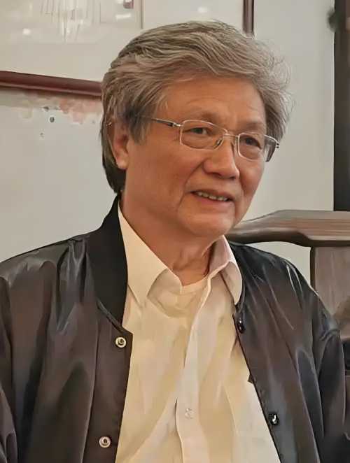 何鸣老师的照片，单击鼠标查看大图！